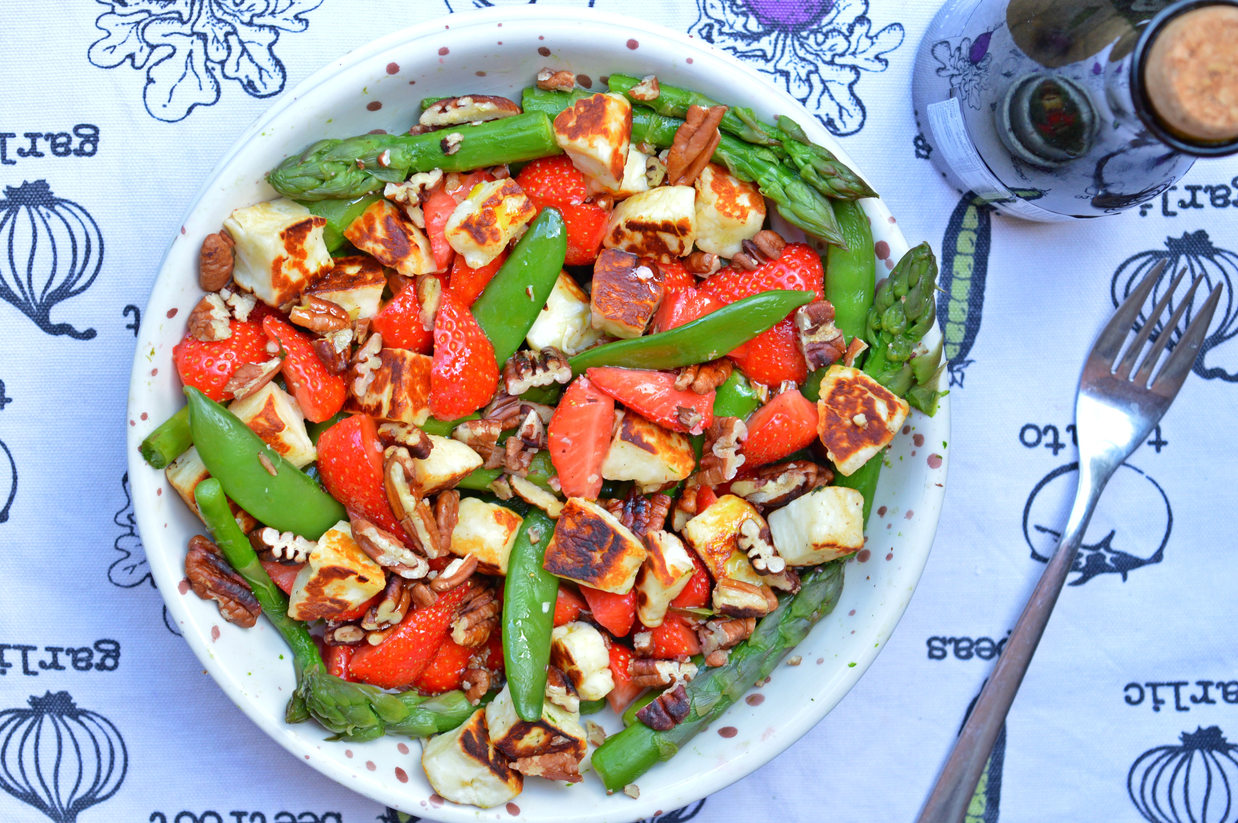 Strawberry Salad with Asparagus & Halloumi