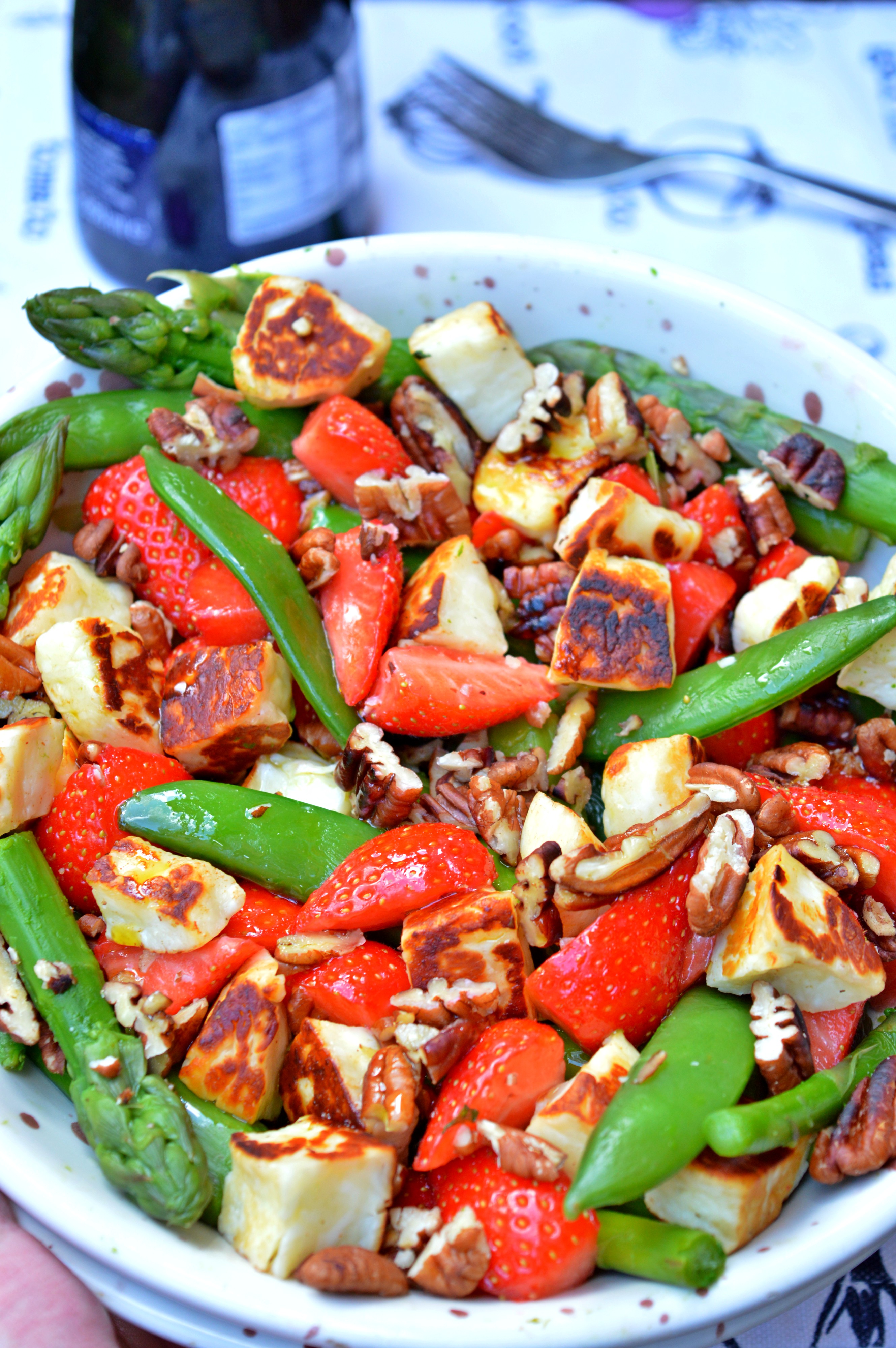 Strawberry Salad with Asparagus & Halloumi