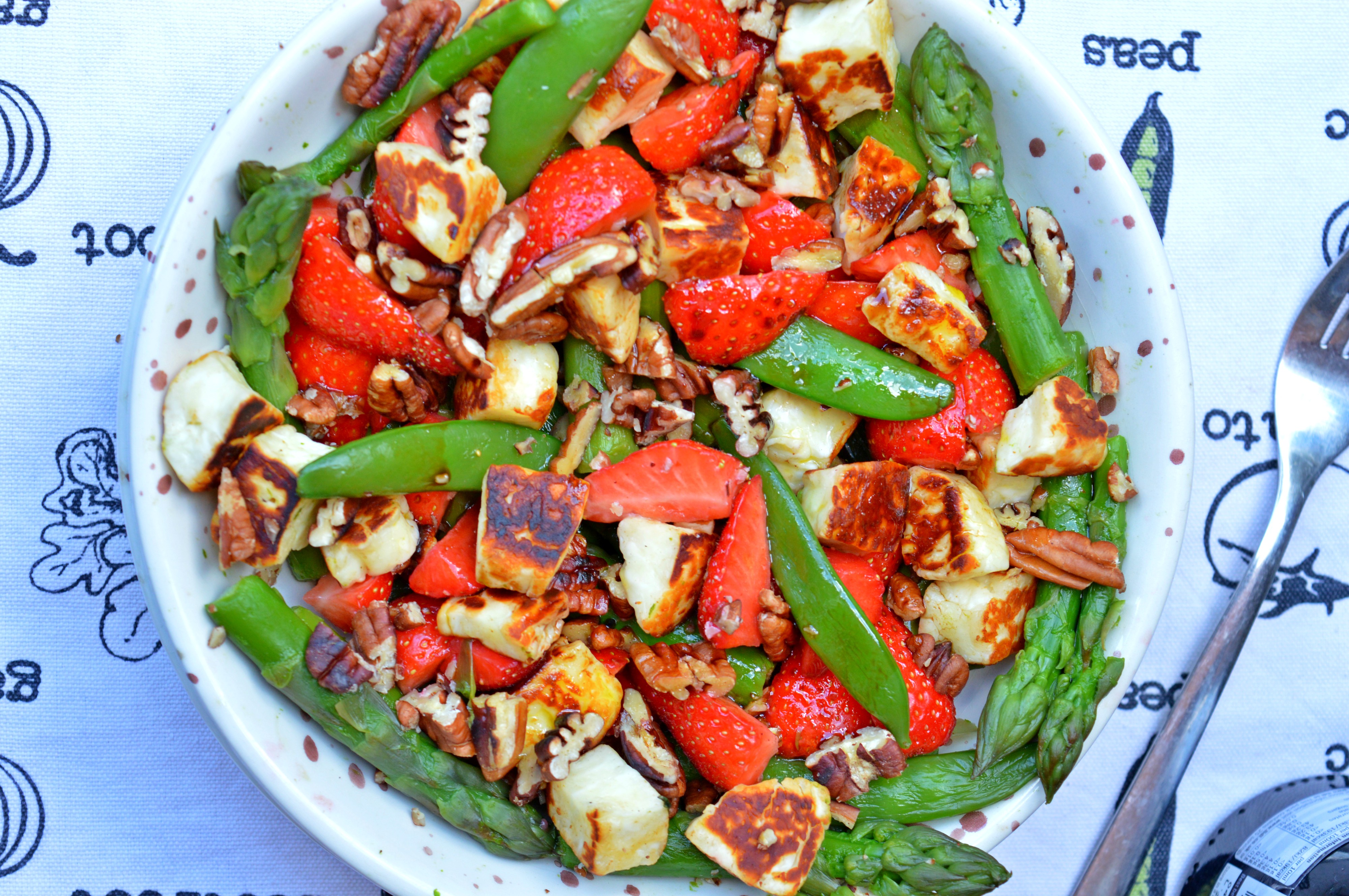 Strawberry Salad with Asparagus & Halloumi