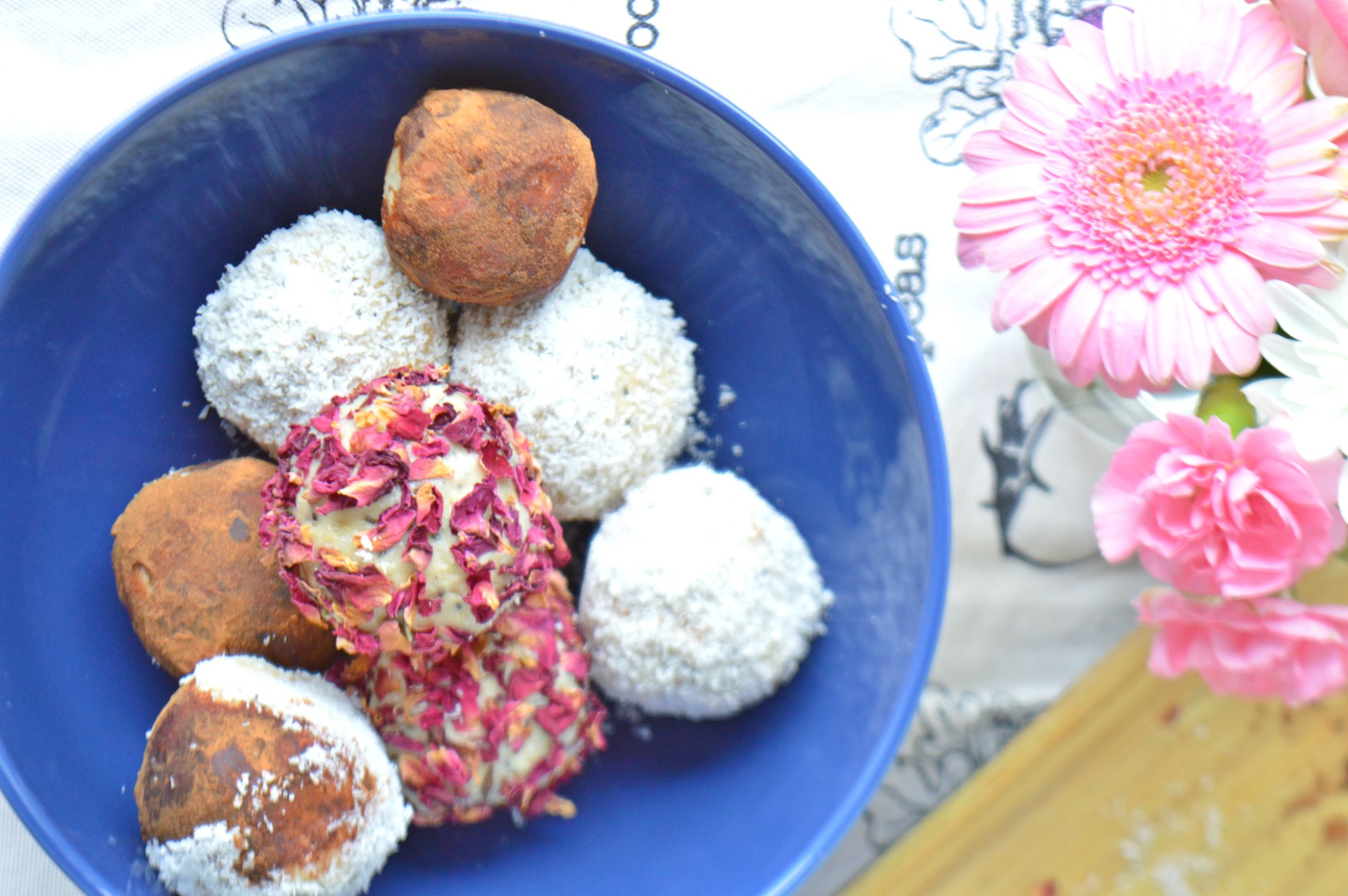 Raw Vegan Macadamia & Cashew Nut Energy Balls