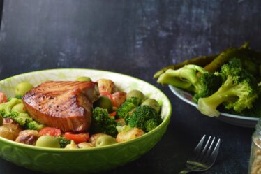 Grilled Tuna Steak Salad