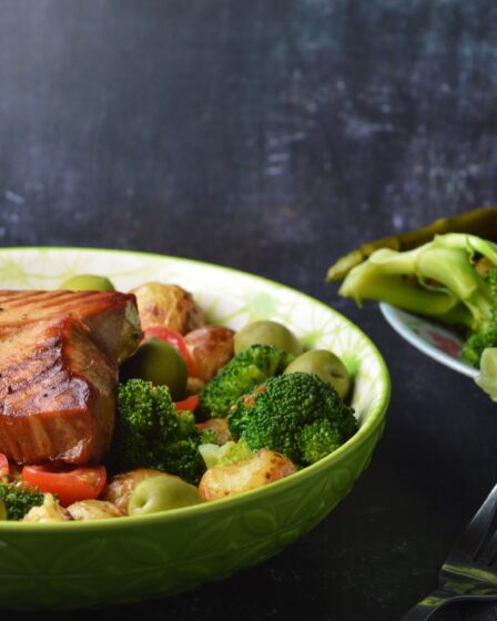 Grilled Tuna Steak Salad